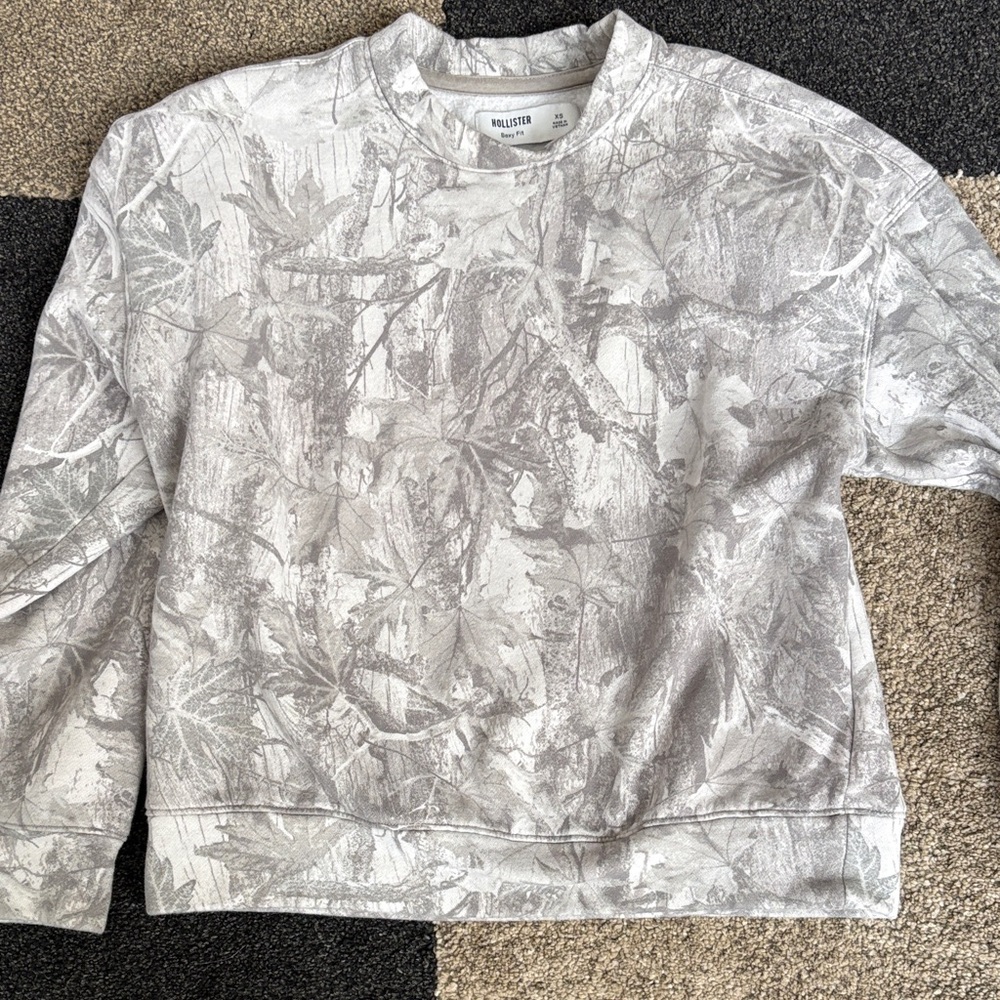 Hollister Men’s Light Gray Leaf-Print Crewneck Sweater